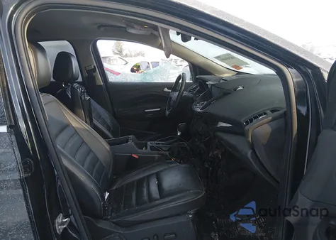 2017 Ford Escape Titanium z USA, uszkodzony, nr VIN 1FMCU9J9XHUE02840